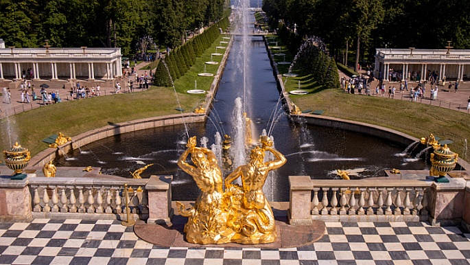 Весенний праздник открытия фонтанов в Петергофе