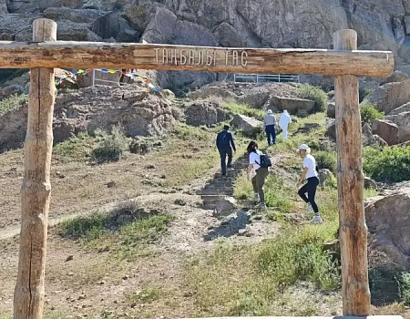 С пяти  утра в путь: бутафорские замки, петроглифы и маковая лихорадка.Фото 3