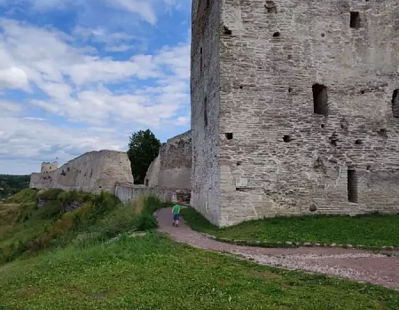 Изборск — Железный город: легенды и камень Изборска.Фото 1