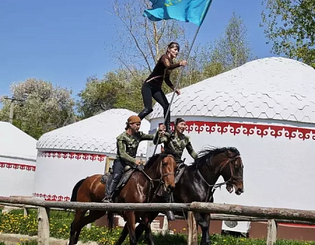 План Б: как искали Иссык, а нашли Этно‑аул «Гунны»: Баурсаки, джигитовка и юртэджи.Фото 0