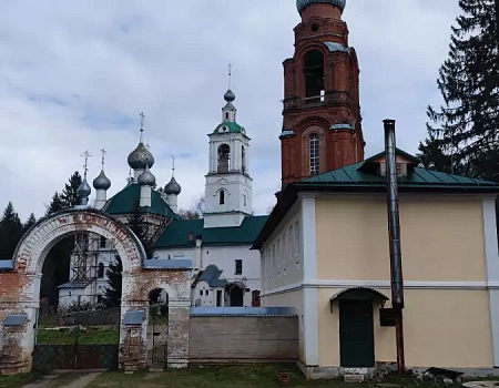 Между болот и сосен: собор Архангела Михаила.Фото 1