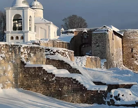 Изборск — Железный город: легенды и камень Изборска.Фото 0